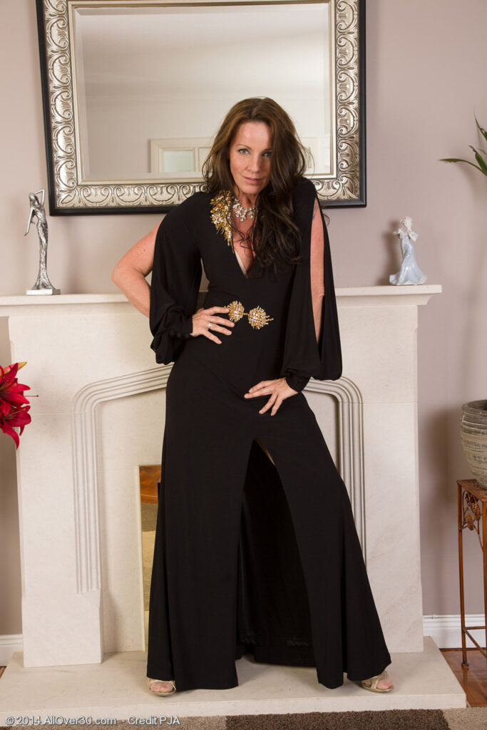 Горячая зрелая Marlyn раздвигается в прозрачных колготках и amp; широко растягивает обнаженные половые губы