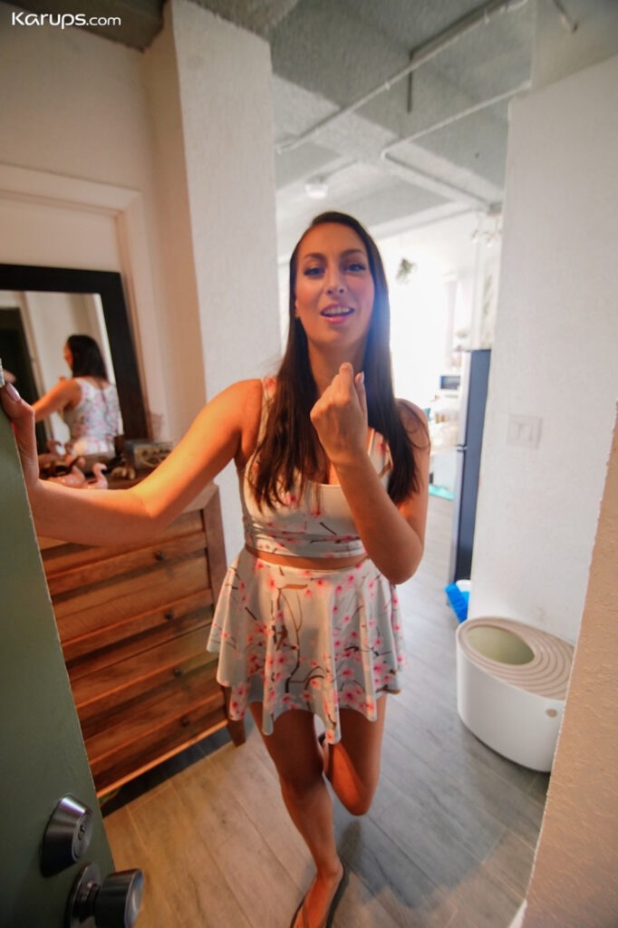 Возбужденную милфу с идеальными большими сиськами Тиффани Кейн трахнули в видео от первого лица