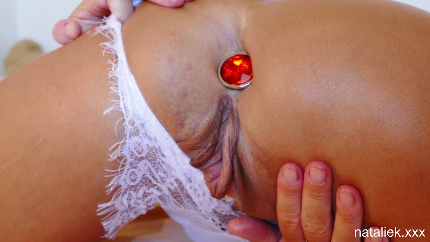 MILFy Babe Натали К сосет и трахает свой большой дилдо