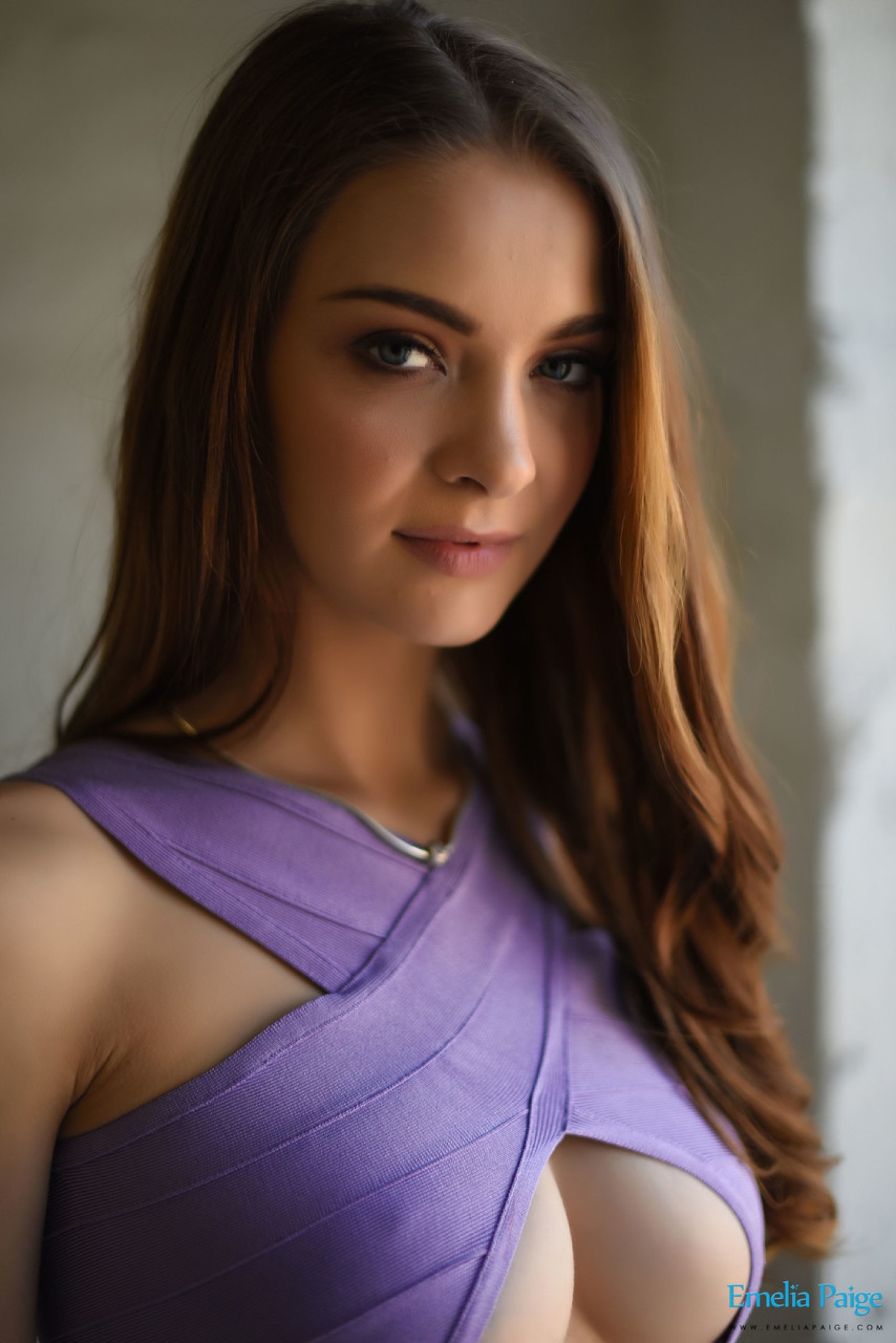 Грудастая Emelia Paige в обтягивающем платье и стрингах выставляет напоказ свои большие сиськи и amp; горячая задница