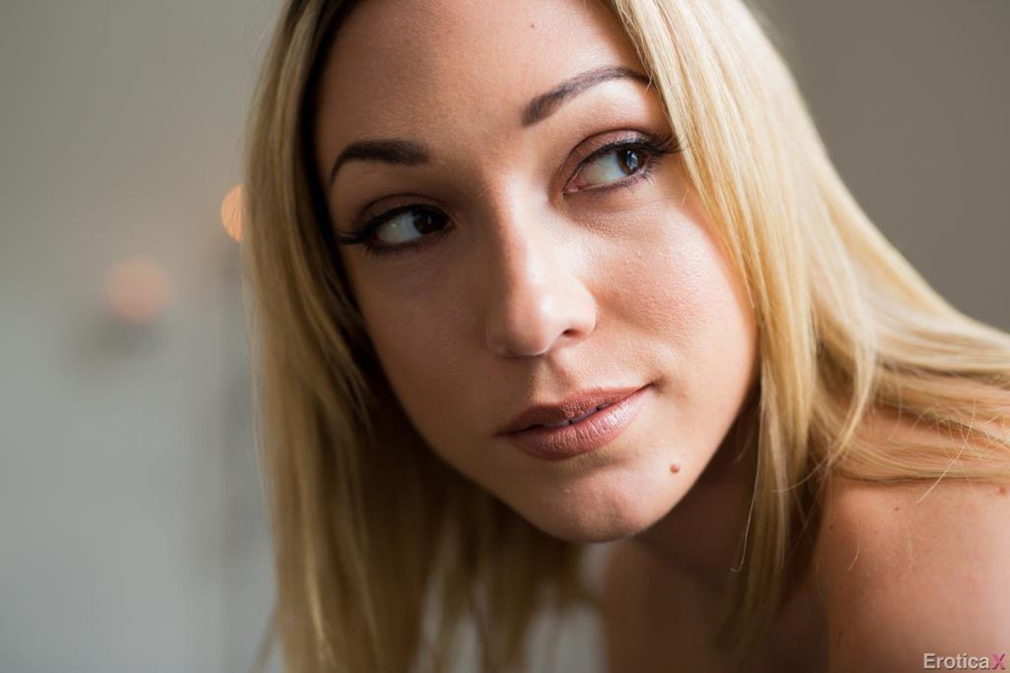 Lily LaBeau сосет член, затем широко раздвигается